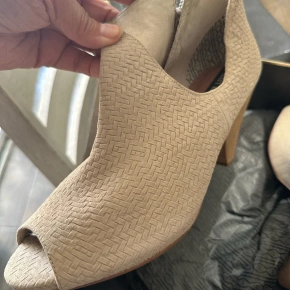 Matt Bernson Woven Beige Ankle‎ Booties - Picture 2 of 3